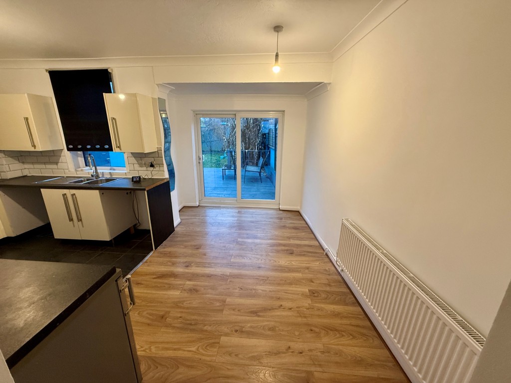 Lot: 153 - VACANT THREE-BEDROOM HOUSE - Dining area